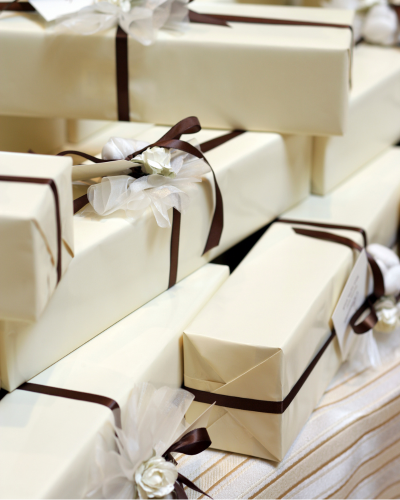 ゴルフコンペらしい景品で笑いを取る